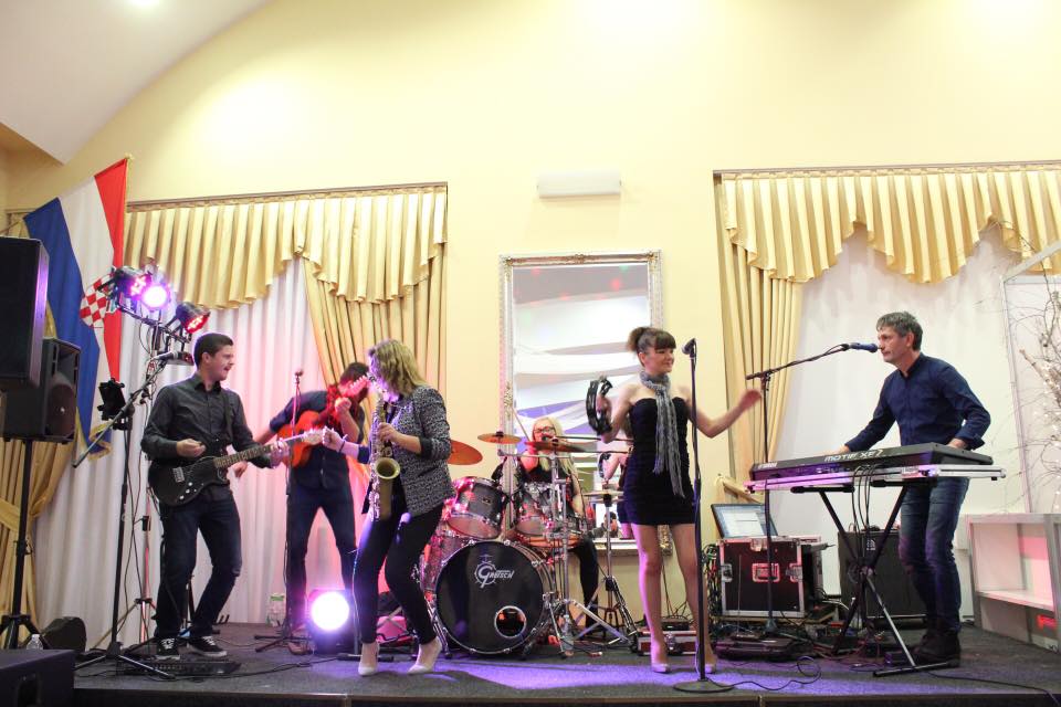 Večeras u pješačkoj zoni posjetitelje Adventa u Vinkovcima zabavlja Orion Full band