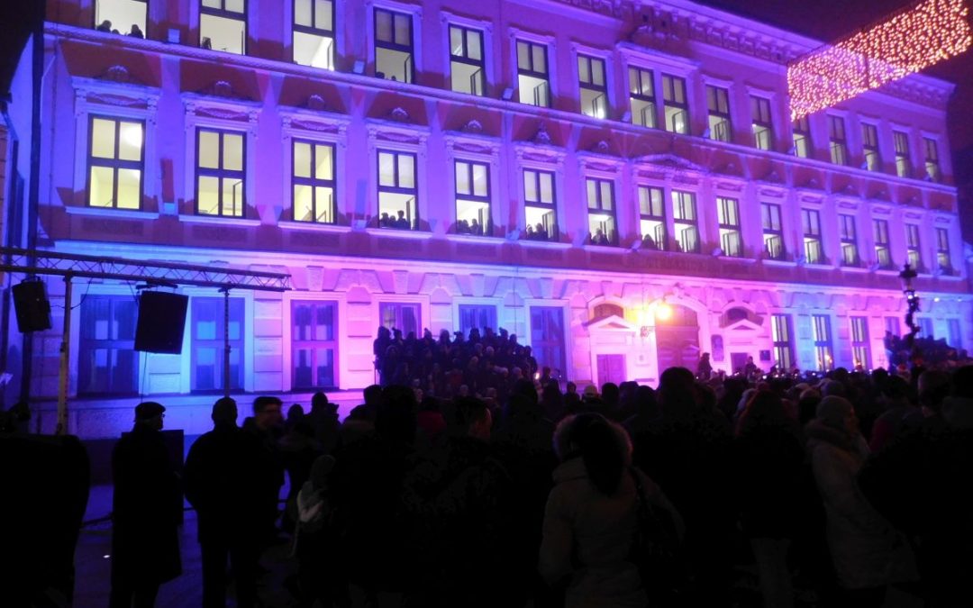 Veliki božićni koncert na prozorima vinkovačke gimnazije