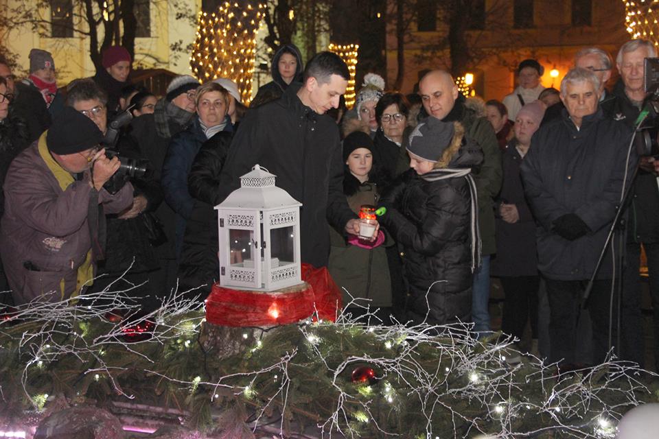 Upaljena prva adventska svijeća